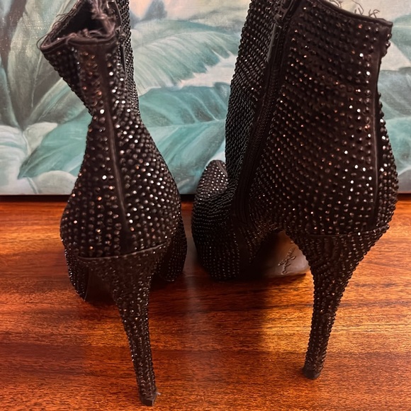 🥰Report Signature “Clarkson”Bootie, Black Satin/ Crystal, Sz 8 - Picture 4 of 5